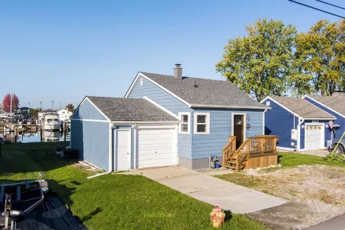 Charming cottage right on the canals of Lake St. Clair!