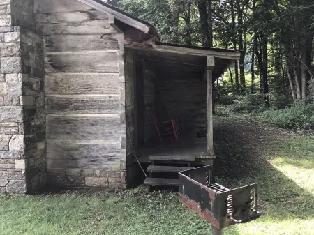 Cabin 1 - 1 Bedroom Cozy Cabin with Mountain View in Pioneer Village