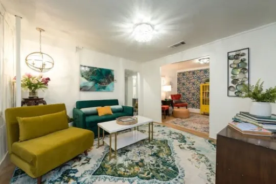 The Funky Flat-steps from Denton's nightlife!