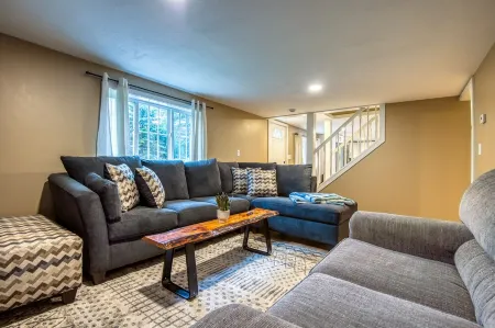 Charming Newly Renovated Home Отели в г. Кэмптон