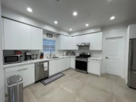 Modern Midway City Home 威斯敏斯特酒店