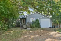 Charming ocean-view cottage just 10 minutes from downtown Freeport shops