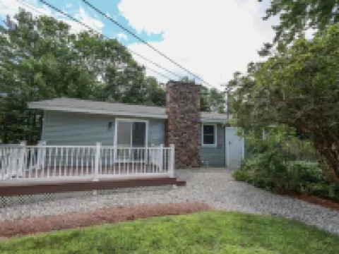 Charming Lake Community Bungaloo. Comfortable living with 86 inch tv! Hotels in Barnstead