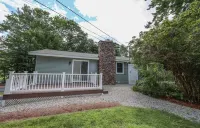 Charming Lake Community Bungaloo. Comfortable living with 86 inch tv!