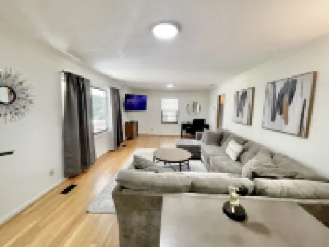 1950's 3BR Downtown Cary Ranch! 10 Min Walk to Downtown Cary Park!