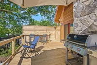 Mountain Island Lake Lodge: Private Dock, Kayaks, Paddle Boards, Family Fun!