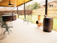 Cottage with hot tub! Hotels in Terrell