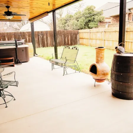 Cottage with hot tub! Отели в г. Террелл