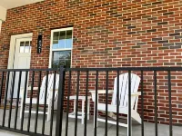 Stylish Pristine New Townhouse with porch and rooftop deck- 5 min from downtown!