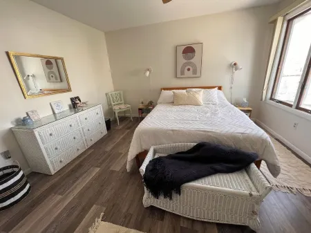 Steps from the beach! Come sail away! Отели в г. Беркли