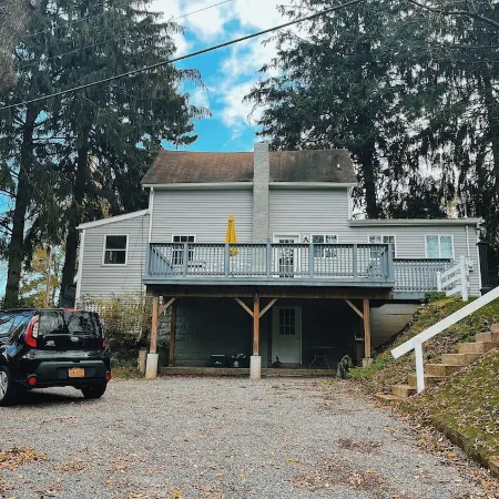 Quiet renovated cottage by Seabreeze