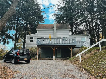 Quiet renovated cottage by Seabreeze