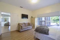 BEAUTIFUL & SPACIOUS 3 BEDROOMS HOME WITH LAKE VIEW