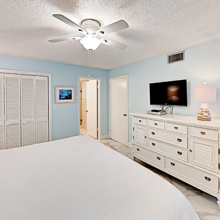 Its an enjoyable two bed/bath unit with pleasant view of the marina and 0cean.