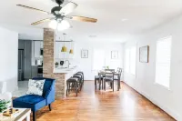 Renovated 1940's era cottage - 2 Blocks from downtown Bellville! Hotels in Austin County