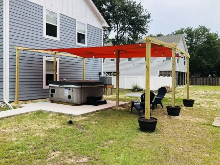 Poseidon's Getaway - Beach House: OUTDOOR HOT TUB, 2 King Beds, and 1 Queen Bed