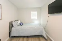 Charming 2-bedroom house with AC, WiFi in enchanting Porterville