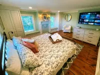 Cape Charles VA retreat with game arcade 👾, fire pit 🔥, Peloton 🚴🏽‍♀️, EV🔋 Hotels near Chesapeake Bay Bridge-Tunnel