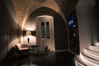 NEW LUXURIOUS Flat in Historical Centre 115sq, 3min to beach and Private Parking