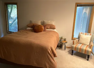 Sunny, spacious West Coast style house w/ movie room RI Computer Museum Learning Lab附近的飯店