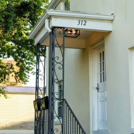 Downtown Lancaster Studio Apartment! “Modern Meets Vintage