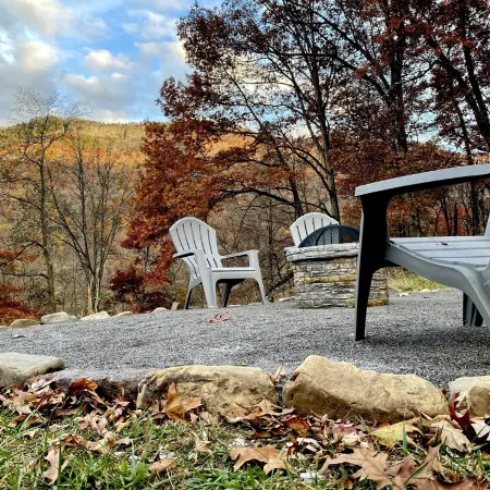 Cozy Tiny Cabin with Hot Tub, 3 Minutes to Seneca Rocks Park Entrance