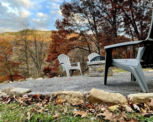 Cozy Tiny Cabin with Hot Tub, 3 Minutes to Seneca Rocks Park Entrance 彭德爾頓縣酒店