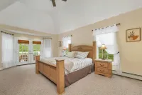 Ultimate 9 Bd Getaway: Firepit, Theater, Game Rm, Bar, Decks, River Access Hotels in Woodstock