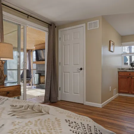 Cozy Waterfront Escape Near Helen & Vineyards