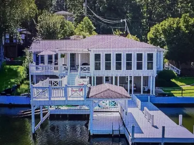 Lakefront property with beautiful views, deck, 35 min from Auburn Univ & Stadium