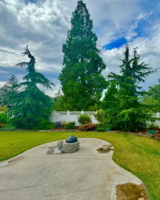 Yosemite Ranch 13 miles to South Gate Entrance , 1 Acre with Game Room Simple to Superb Local Boutique附近的飯店