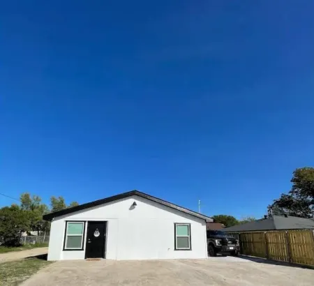 Ultra Modern 2 Bedroom 2 Bath Home Centrally Located!