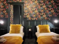 Stunning 2-bed flat with private patio in heart of the west end