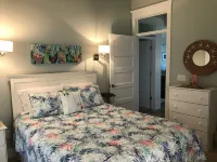 Modern 2B Carriage House 300' from the beach, walk to restaurants, sleeps 4