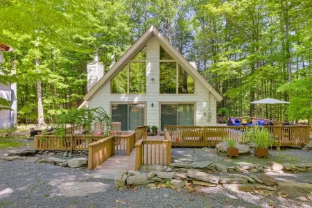 Hot Tub, Lakes, Ski Hill, Golf, Game Room & Endless Foliage, Dog Friendly