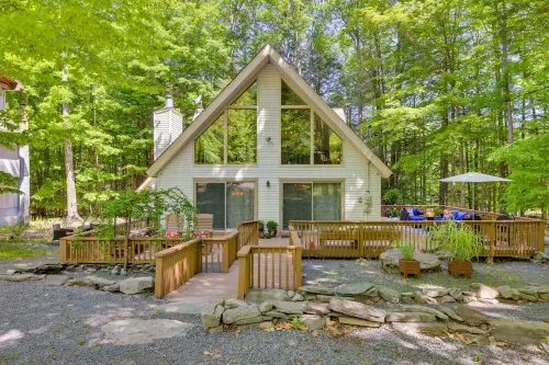 Hot Tub, Lakes, Ski Hill, Golf, Game Room & Endless Foliage, Dog Friendly