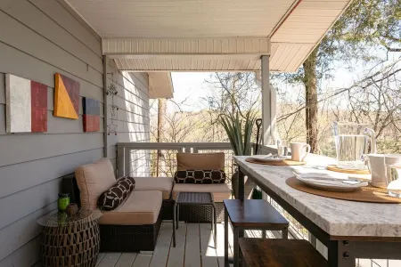 Pet-Friendly Chalet, Tucked in the Trees and only 3 Minutes to Downtown!