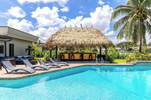 Complete Tropical Staycation,Heated Pool, Pool Table, 5 Bedrooms, 9 Beds, 4 Bath
