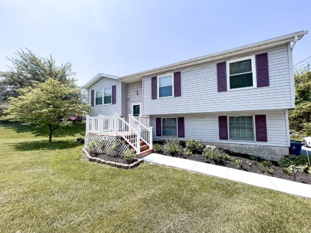 Cozy Getaway Lodge & Retreat w/ game room/deck/fire pit ~25mins from Hershey P Отели в г. Аппер Аллен Тауншип