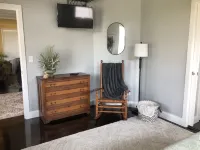 Newly Constructed Modern 1 Bedroom Apartment with Luxury Shower ~ Sleeps 3