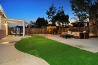 Lux Stay w/ Sauna, BBQ, Firepit, Outdoor Dining, Air Hockey Close to Hard Rock !
