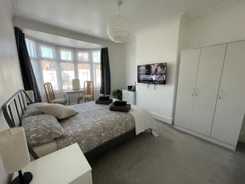Double Bedroom with TV in Sudbury Hill Wembley - 10 mins from Wembley Stadium