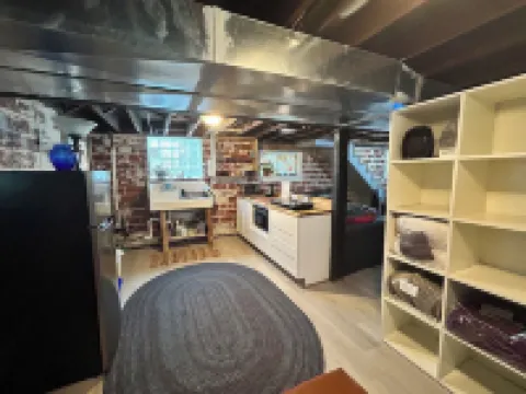 Welcoming and light ground floor studio short walk to dwnt Silver Spring & metro 銀泉酒店