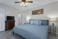 Mermaid Dreams: Spacious 3 bedroom - three bath w/ pool in golf cart district!!