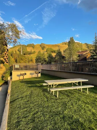 Mountainside ski-in condo near Ski Time Square Отели рядом с достопримечательностью «Steamboat Ski Resort»