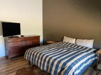 5 Star - Golden Eagle Loft Hotels near Norris Hot Springs