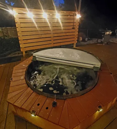 Nautical Splash Pad, Spacious Home, Private Pool & Cedar Hot Tub. Отели в г. Racine County