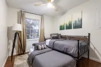 All Utilities! Hot Tub, Lg fenced yard, 10 min to DT, Office, Pets ~ Long Stays! Hotel dekat Biltmore Bass Pond And Boathouse