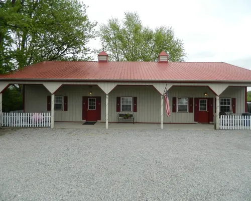 Rustic Lodge with private cabins / 6 person hot tub and camp fire Hotels in Liberty Township