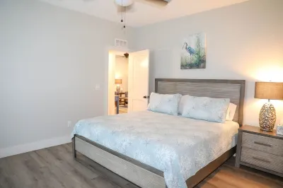 Owl Nest Townhouse-Walk to downtown & the water! New heated POOL!